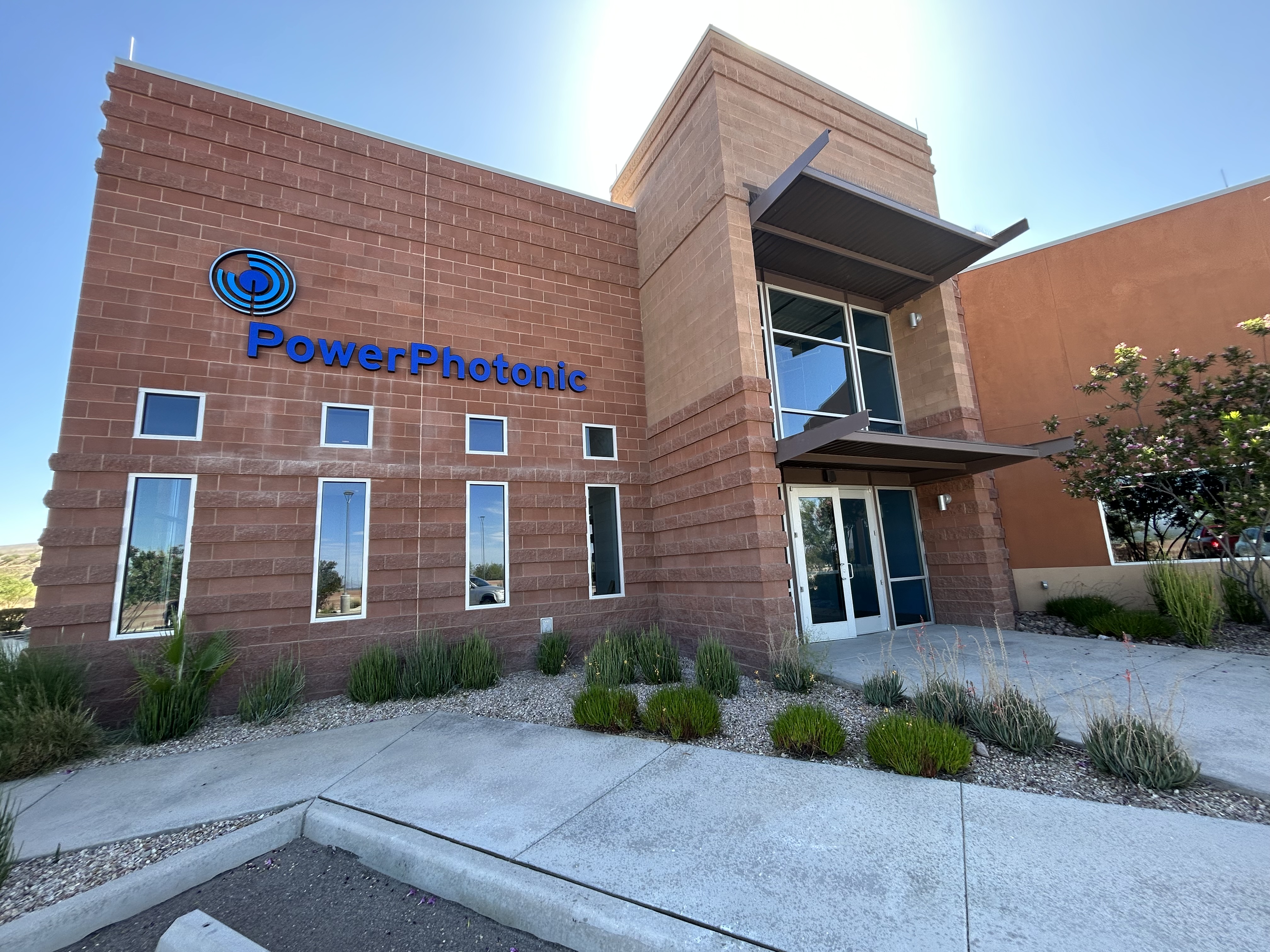 PowerPhotonic celebrates a year of successful freeform wafer-scale optics manufacture in the USA.